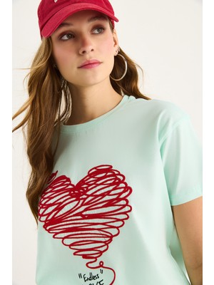 Shade Kadın Pamuklu Kısa Kollu Bisiklet Yaka Kalp Nakışlı T-Shirt
