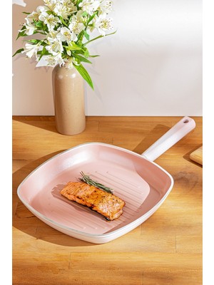 Pembe Kare Tava 28 cm – Dayanıklı ve Şık Mutfak Gereci