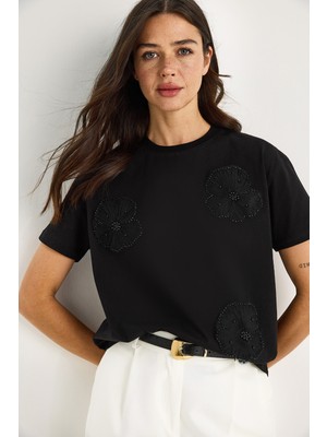 Shade Bisiklet Yaka Çiçek Aksesuarlı Kısa Kollu T-Shirt