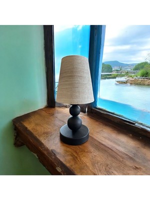 Siyah Rattan Ayaklı Şapkalı Masa Lambası, Şık ve Modern Tasarım