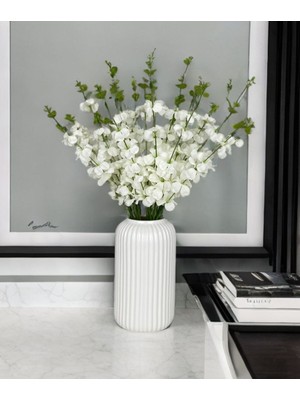 Yapay Lüks Vade Çiçeği, Zarif ve Şık Tasarım, Beyaz Renk Seçeneğiyle.