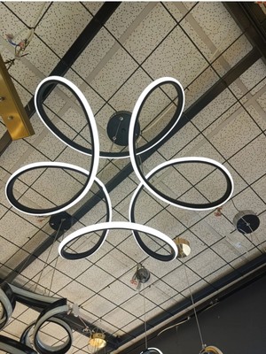 Büyük Siyah Kasa ile Çok Renkli LED Avize, Şık ve Modern Tasarım