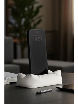Masaüstü Telefon Tutucu Stand – Şık Yastık Tasarım, Dayanıklı Plastik, Ofis ve Ev Kullanımı
