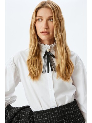 Koton x Sibil Çetinkaya - Pamuklu Uzun Kollu Fırfırlı Dik Yaka Fiyonk Detaylı Gömlek 5WAK60126EW