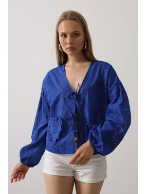 Asyahsap Kalp Detaylı Bağlamalı Brode Bluz - Saks