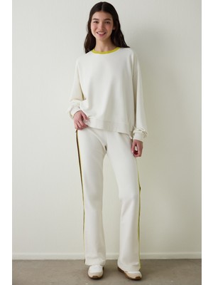 Penti Açık Bej Çiçek Desenli Yakalı Oversize Çan Sweatshirt - Inspired by Flora