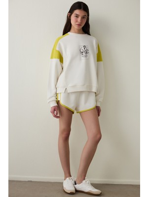 Açık Bej Antalya Çiğdemi Bisiklet Yaka Çiçek Baskılı Sweatshirt - Inspired By Flora