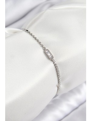 Pirinç Zirkon Taşlı Dikdörtgen Model Ezme Zincir Gümüş Renk Kadın Bileklik