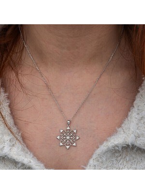 Çiçek Desenli  925 Ayar Gümüş Kadın Kolye