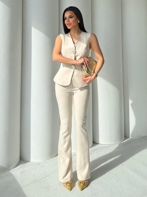 By Kadriye Yılmaz Goldes Gold Düğme Detaylı Yelekli Takım Bej