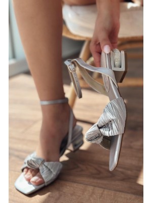 Levans Saten Kurdele Detaylı Kısa Topuklu Ayakkabı Gri