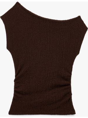 Bürümcük Kumaş Drape Detaylı Asimetrik Kayık Yaka Kolsuz Bluz