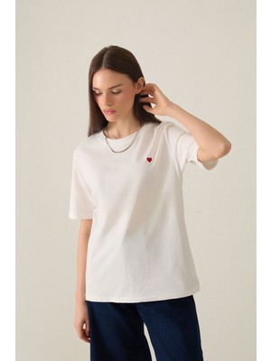 Amia&co.  Ekru Bisiklet Yaka Kısa Kollu Kalp Detaylı Basic T-Shirt