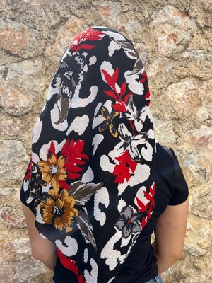 Siyah Zeminli Çiçek Desenli Yazma – Yumuşak Doku & Hafif Kumaş