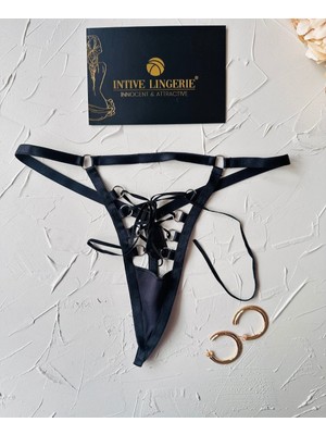 Amelie Önü Açık Bağlama Detaylı Kaliteli Fantasy G-String (Kırmızı-Beyaz-Siyah)