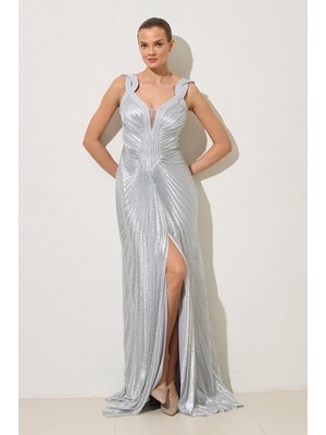 Gümüş Askı ve Yaka Detaylı Piliseli Uzun Abiye Elbise