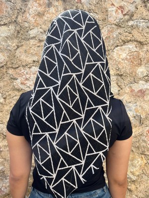 Siyah Beyaz Geometrik Desenli Pamuklu Yazma – Modern Başörtüsü, Günlük ve Özel Gün