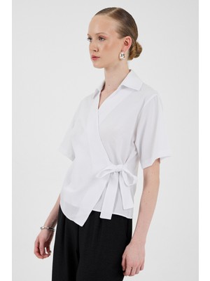 Beyaz Kısa Kol Yan Bağlama Detaylı Bluz 8095A