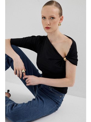 Siyah Omuz Aksesuar Detaylı Yarım Kol Bluz 2490
