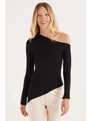 Kadın Standart Fit Asimetrik Yaka Viskon Siyah Bluz