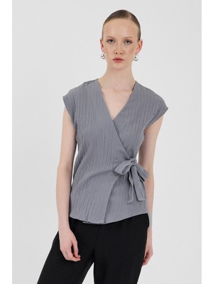 Gri Kruvaze Yaka Bağlama Detaylı Bluz 8025A
