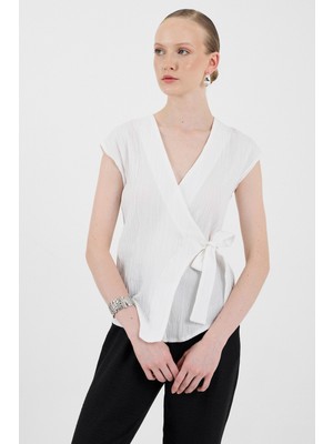 Beyaz Kruvaze Yaka Bağlama Detaylı Bluz 8025A
