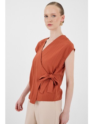 Kiremit Kruvaze Yaka Bağlama Detaylı Bluz 8025A