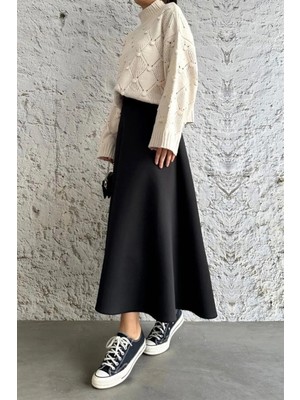 Giyim Odası Puf Scuba Siyah Etek Uzun Lastikli Bel Tasarımı ile Rahat Kumaş ve Şık Görünüm