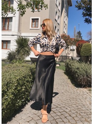 Giyim Odası Siyah Beli Lastikli Uzun Saten Etek 91 cm Casual Kullanım İçin Şık ve Rahat Tasarım