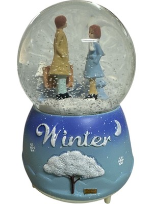 Işıklı ve Müzikli Büyük Kar Küresi, Kış Atmosferini Güzelleştirir