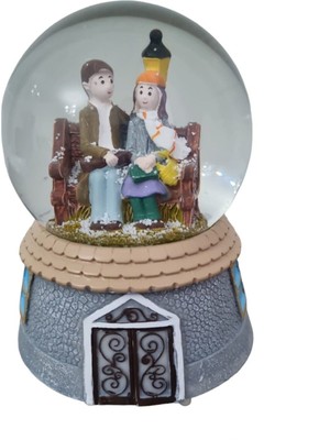 Sokak Altında Ikili Müzikli Kar Küresi ve Bej Dekor