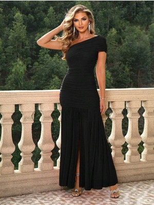 Runiquehome Kadın Asimetrik Yaka Detaylı Omuzu Açık Büzgülü Yırtmaçlı Sandy Elbise