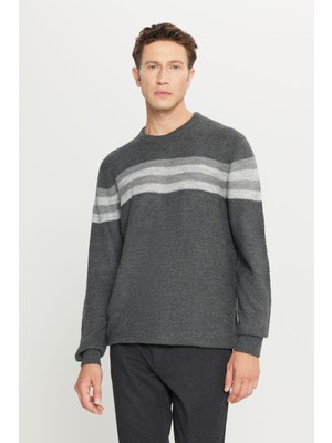 Standart Fit Normal Kesim Bisiklet Yaka Jakarlı Triko Kazak