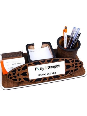Fizyoterapistlere Hediye – Kişiye Özel Ahşap Masa Üstü Isimlik ve Kalemlik Seti