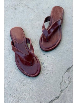 Orlen Parlak Deri Bordo Parmak Arası Düz Kadın Terlik