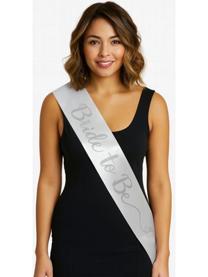 Beyaz Saten Üzerine El Yazısı Italik Gümüş Bride To Be Kuşağı 10 cm Genişlik (4887)