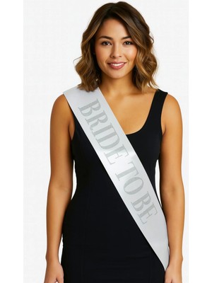 Beyaz Saten Üzerine Kalın Gümüş Yazılı Bride To Be Kuşağı 10 cm Genişlik (4887)