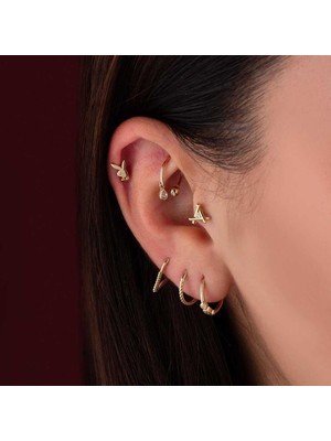 Üçgen Motifli Minimal Tragus Piercing