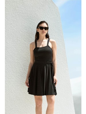 Haşema Askılı Tulum ve Etekli Siyah 2 Parça Yarı Kapalı Mayo Takımı 5070 Su İtici Özellikli Kadın