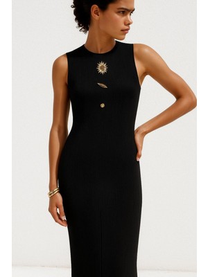 Aksesuar Detaylı Ottoman Kumaş Önü Yırtmaçlı Uzun Kalem Elbise