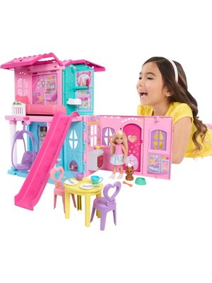 Barbie® Club Chelsea™ Açılır Ev Bebek ve 15'ten Fazla Aksesuar Içeren ve Açılınca Boyu 43 x +33 Cm'yi Geçen Barbie Chelsea Açılır Bebek Evi JFW49