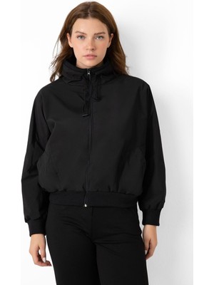 Spor Kadın Dik Yaka Su ve Rüzgar Geçirmez Oversize Crop Mevsimlik Yağmurluk Rüzgarlık