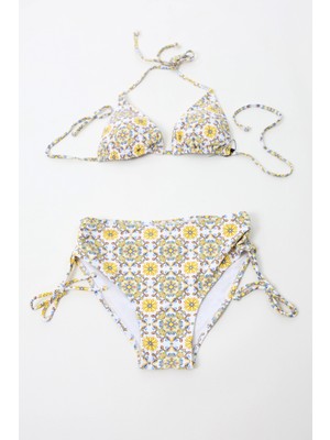 Kadın Beyaz Sarı Mavi Desenli Astarlı Ip Bağlamalı Yüksek Bel Üçgen Bikini Takım HZL24S-LC3308
