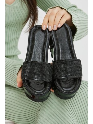 Moda Devrin Siyah Taşlı Kadın Terlik Suni Deri Malzeme ile Şık ve Rahat Plaj Kullanımı