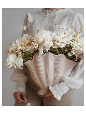 Istiridye Vazo Bej Renk Beton Malzemeden Şık Tasarım ile Modern Dekorasyon İçin