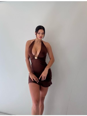 Kahve Askılı Toka ve Göğüs Dekolteli Mini Elbise