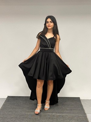 Kız Çocuk Abiye Siyah Saten Asimetrik Yaka  Taş Kordon Detaylı Askılı Önü Kısa Kuyruklu Abiye Elbise 10-15 Yaş