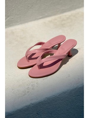 Ponya Mat Deri Pembe Parmak Arası Topuklu Terlik