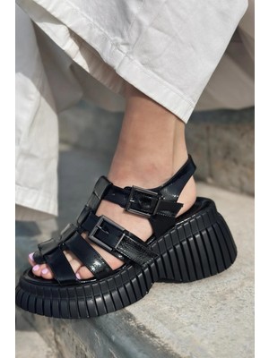 Movina Rugan Toka Detaylı Kalın Taban Kadın Sandalet Siyah
