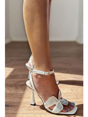 Orsed Rugan Taş Detaylı Topuklu Ayakkabı Beyaz